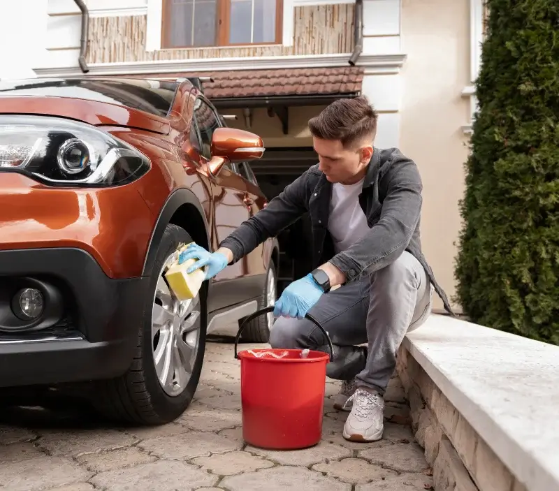 Lavage auto à domicile Pointis-Inard : professionnel intervenant sur un véhicule